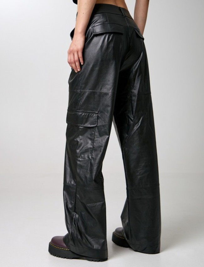 Μαύρη ψηλόμεση faux-leather cargo παντελόνα σε ίσια γραμμή, με μεγάλες τετράγωνες τσέπες στο πλάι, πλαϊνές τσέπες και κλείσιμο με κρυφό φερμουάρ και κουμπί μπροστά Access