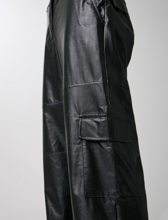 Μαύρη ψηλόμεση faux-leather cargo παντελόνα σε ίσια γραμμή, με μεγάλες τετράγωνες τσέπες στο πλάι, πλαϊνές τσέπες και κλείσιμο με κρυφό φερμουάρ και κουμπί μπροστά Access