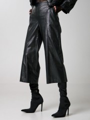Μαύρη ψηλόμεση faux-leather cropped παντελόνα με πλαϊνές τσέπες, διακοσμητικές ραφές και κλείσιμο με κρυφό φερμουάρ στο πλάι Access