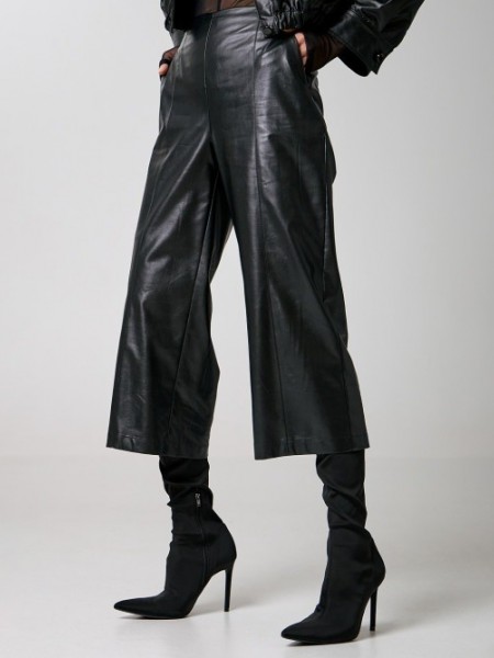 Μαύρη ψηλόμεση faux-leather cropped παντελόνα με πλαϊνές τσέπες, διακοσμητικές ραφές και κλείσιμο με κρυφό φερμουάρ στο πλάι Access