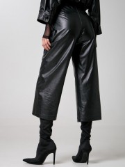 Μαύρη ψηλόμεση faux-leather cropped παντελόνα με πλαϊνές τσέπες, διακοσμητικές ραφές και κλείσιμο με κρυφό φερμουάρ στο πλάι Access