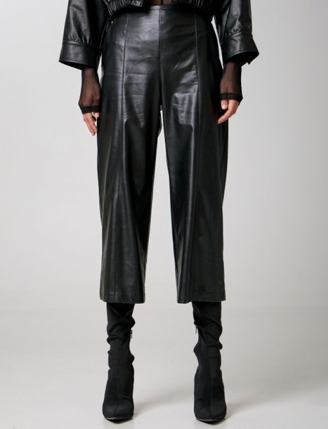 Μαύρη ψηλόμεση faux-leather cropped παντελόνα με πλαϊνές τσέπες, διακοσμητικές ραφές και κλείσιμο με κρυφό φερμουάρ στο πλάι Access