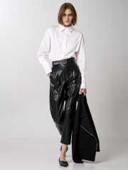 Μαύρο ψηλόμεσο faux-leather παντελόνι σε χαλαρή γραμμή, με γαζιά ψηλά, μπροστινές κάθετες τσέπες και κλείσιμο με φερμουάρ και κουμπί μπροστά Access