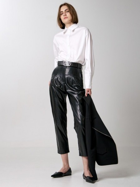 Μαύρο ψηλόμεσο faux-leather παντελόνι σε χαλαρή γραμμή, με γαζιά ψηλά, μπροστινές κάθετες τσέπες και κλείσιμο με φερμουάρ και κουμπί μπροστά Access