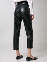 Μαύρο ψηλόμεσο faux-leather παντελόνι σε χαλαρή γραμμή, με γαζιά ψηλά, μπροστινές κάθετες τσέπες και κλείσιμο με φερμουάρ και κουμπί μπροστά Access