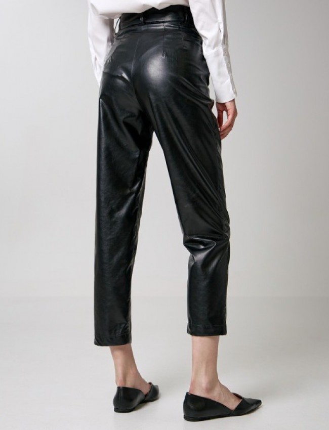 Μαύρο ψηλόμεσο faux-leather παντελόνι σε χαλαρή γραμμή, με γαζιά ψηλά, μπροστινές κάθετες τσέπες και κλείσιμο με φερμουάρ και κουμπί μπροστά Access
