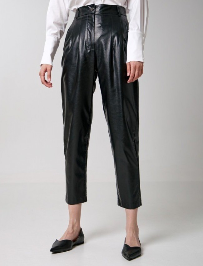 Μαύρο ψηλόμεσο faux-leather παντελόνι σε χαλαρή γραμμή, με γαζιά ψηλά, μπροστινές κάθετες τσέπες και κλείσιμο με φερμουάρ και κουμπί μπροστά Access