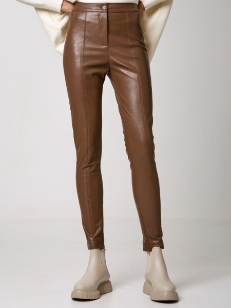 Σοκολά ψηλόμεσο faux-leather παντελόνι σε στενή γραμμή χωρίς τσέπες, με κρυφό φερμουάρ εσωτερικά στον ποδόγυρο και κλείσιμο με κρυφό φερμουάρ και κουμπί μπροστά Access