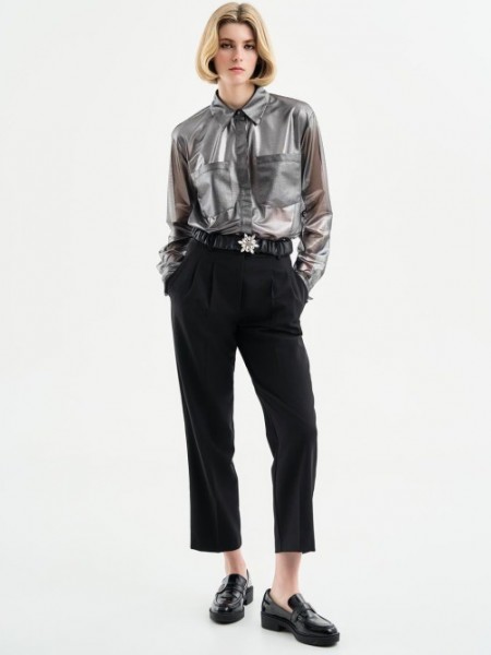 Μαύρο ψηλόμεσο παντελόνι office style με διπλές πιέτες μπροστά ,πλαϊνές τσέπες και κλείσιμο με κρυφό φερμουάρ και κουμπί μπροστά access