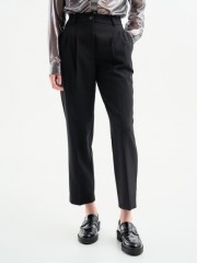 Μαύρο ψηλόμεσο παντελόνι office style με διπλές πιέτες μπροστά ,πλαϊνές τσέπες και κλείσιμο με κρυφό φερμουάρ και κουμπί μπροστά access