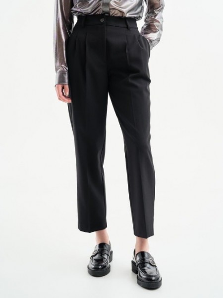 Μαύρο ψηλόμεσο παντελόνι office style με διπλές πιέτες μπροστά ,πλαϊνές τσέπες και κλείσιμο με κρυφό φερμουάρ και κουμπί μπροστά access