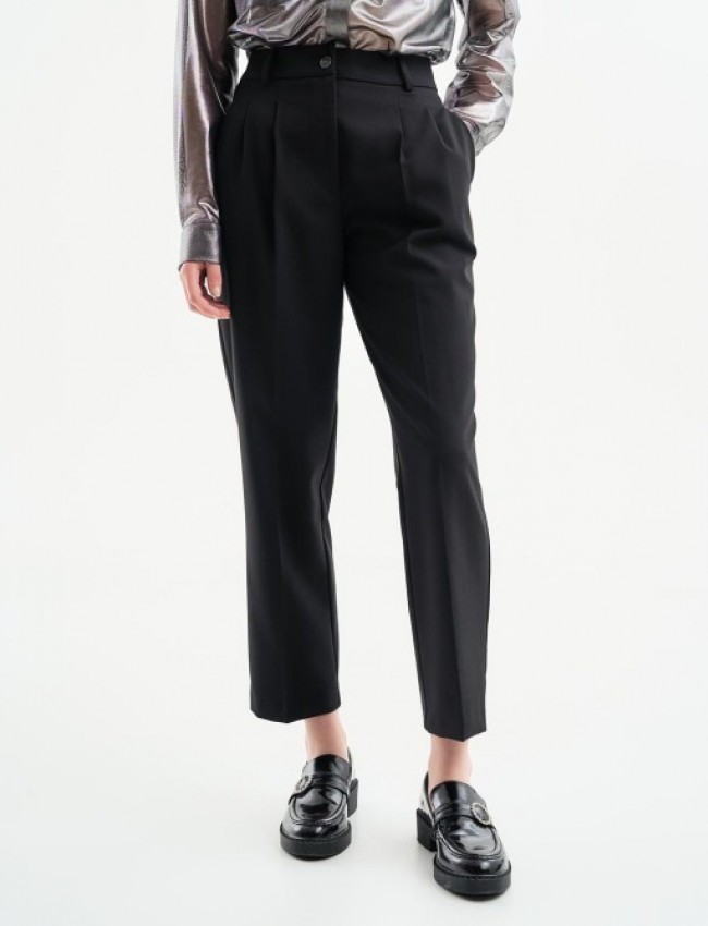 Μαύρο ψηλόμεσο παντελόνι office style με διπλές πιέτες μπροστά ,πλαϊνές τσέπες και κλείσιμο με κρυφό φερμουάρ και κουμπί μπροστά access