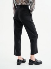 Μαύρο ψηλόμεσο παντελόνι office style με διπλές πιέτες μπροστά ,πλαϊνές τσέπες και κλείσιμο με κρυφό φερμουάρ και κουμπί μπροστά access