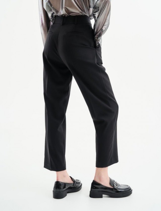 Μαύρο ψηλόμεσο παντελόνι office style με διπλές πιέτες μπροστά ,πλαϊνές τσέπες και κλείσιμο με κρυφό φερμουάρ και κουμπί μπροστά access