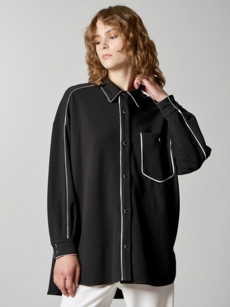Μαύρο μακρυμάνικο oversized πουκάμισο σε κρεπ ελαστική ύφανση, με μπροστινή μεγάλη τσέπη, λευκά διακοσμητικά ρέλια και στρογγυλεμένο τελείωμα Access