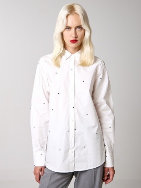 Λευκό μακρυμάνικο βαμβακερό πουκάμισο σε χαλαρή γραμμή, με κρυφή πατιλέτα με κουμπιά στην πλάτη και τετράγωνα διακοσμητικά στρας στο μπροστινό μέρος και στα μανίκια Access