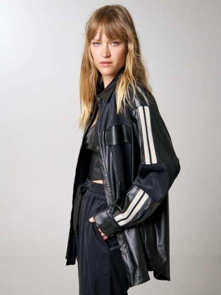 Μαύρο μακρυμάνικο oversized faux-leather πουκάμισο με συνδυασμό υφασμάτων κοτλέ με δερματίνη, με ριγέ κάθετες φάσες στα μανίκια και διπλές πιέτες στην πλάτη Access