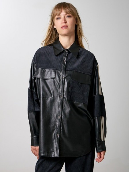 Μαύρο μακρυμάνικο oversized faux-leather πουκάμισο με συνδυασμό υφασμάτων κοτλέ με δερματίνη, με ριγέ κάθετες φάσες στα μανίκια και διπλές πιέτες στην πλάτη Access