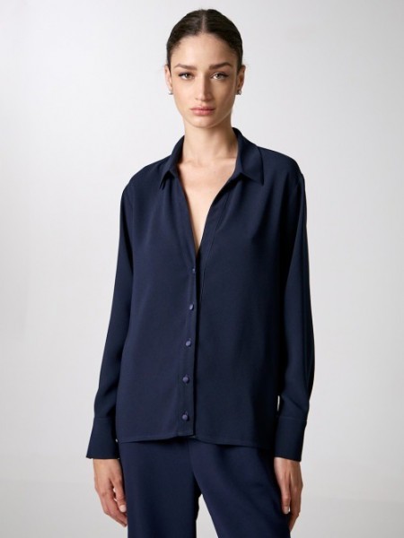 Μπλε μακρυμάνικο κρεπ πουκάμισο σε χαλαρή γραμμή, με V-λαιμόκοψη στο πέτο γιακά, επενδεδυμένα μονόχρωμα κουμπιά μπροστά και ιδιαίτερο κουμπί με χάντρες στις μανσέτες Access