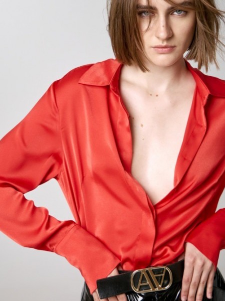 Κόκκινο μακρυμάνικο σατέν πουκάμισο σε ίσια γραμμή, με κρυφό κλείσιμο με κουμπιά μπροστά, μικρά ανοίγματα στα πλαϊνά και φαρδιές μανσέτες Access