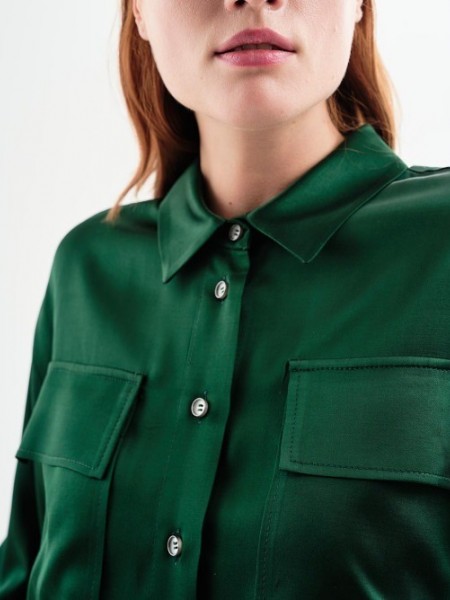 Πράσινο μακρυμάνικο σατέν πουκάμισο σε ίσια γραμμή με μεγάλες τετράγωνες τσέπες μπροστά, κουφόπιετα στην πλάτη και μικρές πιέτες στις μανσέτες στα μανίκια Access