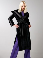 Μαύρο μακρύ γούνινο παλτό με συνθετική ξυριστή γούνα, σατέν λεπτομέρειες στα μανίκια, ρεγκλάν μανικοκόλληση, μη αποσπώμενη κουκούλα, κρυφές τσέπες, ανοίγματα στα πλαϊνά και αποσπώμενη υφασμάτινη ζώνη Access