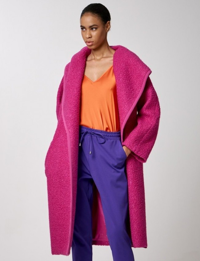 Magenta μακρύ παλτό σε βρασμένο μαλλί, με στρογγυλό μεγάλο γιακά, άνετη γραμμή, μπροστινές τσέπες και αποσπώμενη υφασμάτινη ζώνη Access