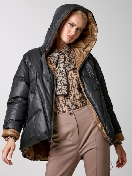 Μαύρο κοντό oversized μπουφάν διπλής όψεως με κάμελ εσωτερική φόδρα, μπροστινές τσέπες μη αποσπώμενη κουκούλα και ασύμμετρο τελείωμα Access
