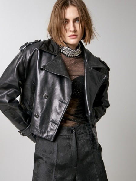 Μαύρο real leather κοντό σταυρωτό jacket με διπλή σειρά κουμπιά μπροστά, πλάγιες τσέπες και πατιλέτες στις μανσέτες στα μανίκια Access