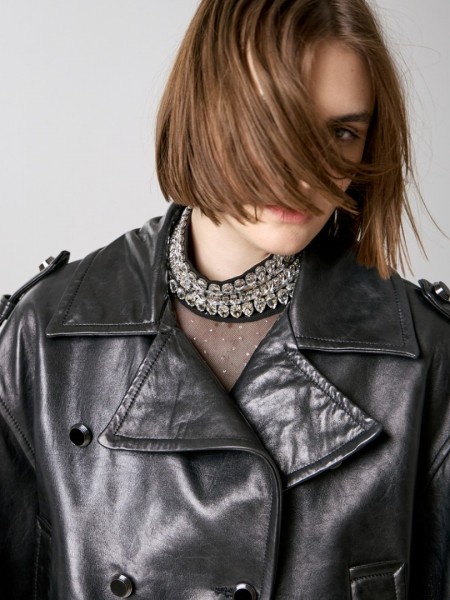Μαύρο real leather κοντό σταυρωτό jacket με διπλή σειρά κουμπιά μπροστά, πλάγιες τσέπες και πατιλέτες στις μανσέτες στα μανίκια Access