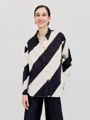 Ριγέ ασπρόμαυρο μακρυμάνικο πουκάμισο σε oversized γραμμή, με διαγώνιες ρίγες και μικρά πλαϊνά ανοίγματα στο στρογγυλεμένο τελείωμα Access