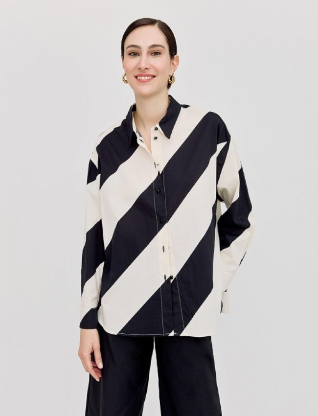 Ριγέ ασπρόμαυρο μακρυμάνικο πουκάμισο σε oversized γραμμή, με διαγώνιες ρίγες και μικρά πλαϊνά ανοίγματα στο στρογγυλεμένο τελείωμα Access