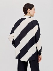 Ριγέ ασπρόμαυρο μακρυμάνικο πουκάμισο σε oversized γραμμή, με διαγώνιες ρίγες και μικρά πλαϊνά ανοίγματα στο στρογγυλεμένο τελείωμα Access