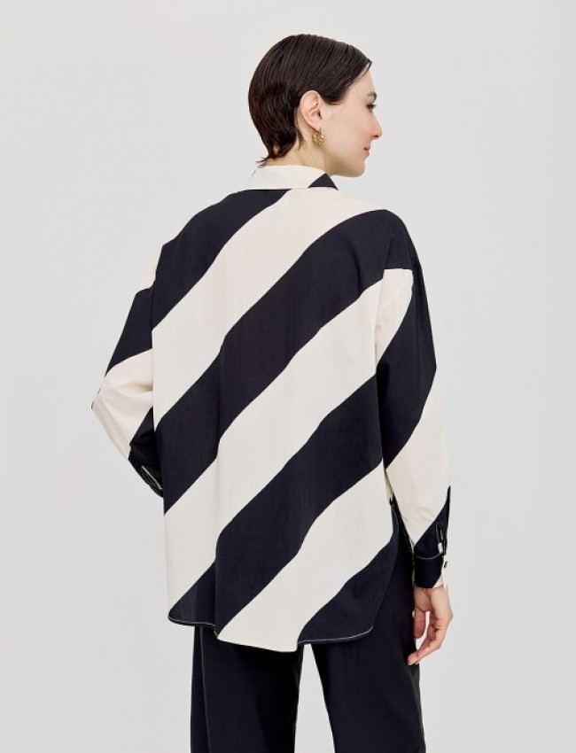 Ριγέ ασπρόμαυρο μακρυμάνικο πουκάμισο σε oversized γραμμή, με διαγώνιες ρίγες και μικρά πλαϊνά ανοίγματα στο στρογγυλεμένο τελείωμα Access