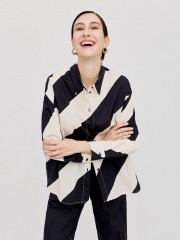 Ριγέ ασπρόμαυρο μακρυμάνικο πουκάμισο σε oversized γραμμή, με διαγώνιες ρίγες και μικρά πλαϊνά ανοίγματα στο στρογγυλεμένο τελείωμα Access
