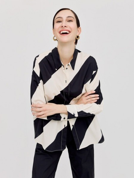 Ριγέ ασπρόμαυρο μακρυμάνικο πουκάμισο σε oversized γραμμή, με διαγώνιες ρίγες και μικρά πλαϊνά ανοίγματα στο στρογγυλεμένο τελείωμα Access
