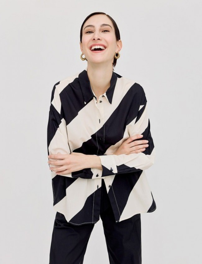 Ριγέ ασπρόμαυρο μακρυμάνικο πουκάμισο σε oversized γραμμή, με διαγώνιες ρίγες και μικρά πλαϊνά ανοίγματα στο στρογγυλεμένο τελείωμα Access