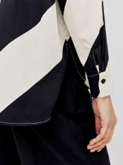 Ριγέ ασπρόμαυρο μακρυμάνικο πουκάμισο σε oversized γραμμή, με διαγώνιες ρίγες και μικρά πλαϊνά ανοίγματα στο στρογγυλεμένο τελείωμα Access
