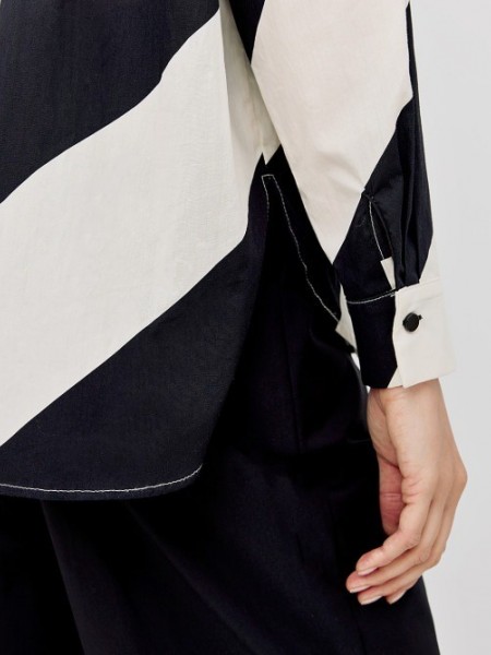 Ριγέ ασπρόμαυρο μακρυμάνικο πουκάμισο σε oversized γραμμή, με διαγώνιες ρίγες και μικρά πλαϊνά ανοίγματα στο στρογγυλεμένο τελείωμα Access