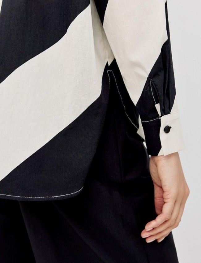 Ριγέ ασπρόμαυρο μακρυμάνικο πουκάμισο σε oversized γραμμή, με διαγώνιες ρίγες και μικρά πλαϊνά ανοίγματα στο στρογγυλεμένο τελείωμα Access