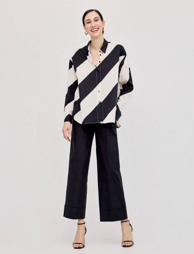 Ριγέ ασπρόμαυρο μακρυμάνικο πουκάμισο σε oversized γραμμή, με διαγώνιες ρίγες και μικρά πλαϊνά ανοίγματα στο στρογγυλεμένο τελείωμα Access