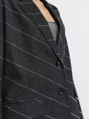 Γκρι denim μακρύ σακάκι, σε ίσια γραμμή, με στρας, πέτο γιακά, καπακωτές τσέπες μπροστά και κλείσιμο με δυο κουμπιά μπροστά Access 