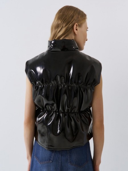 Μαύρο vinyl puffer γιλέκο, με κρυφές πλάγιες τσέπες, με διακοσμητικά γαζιά, όρθιο γιακά και κλείσιμο με ασημί φερμουάρ μπροστά Access 