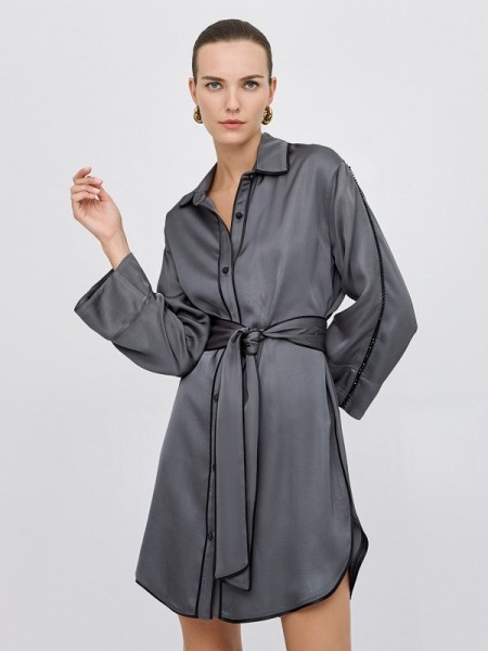 Γκρι ματ σατέν shirt-look κοντό φόρεμα, με μαύρα ρέλια στα τελειώματα, τρέσα με μαύρα στρας στα μανίκια, πέτο γιακά και αποσπώμενη υφασμάτινη ζώνη Access