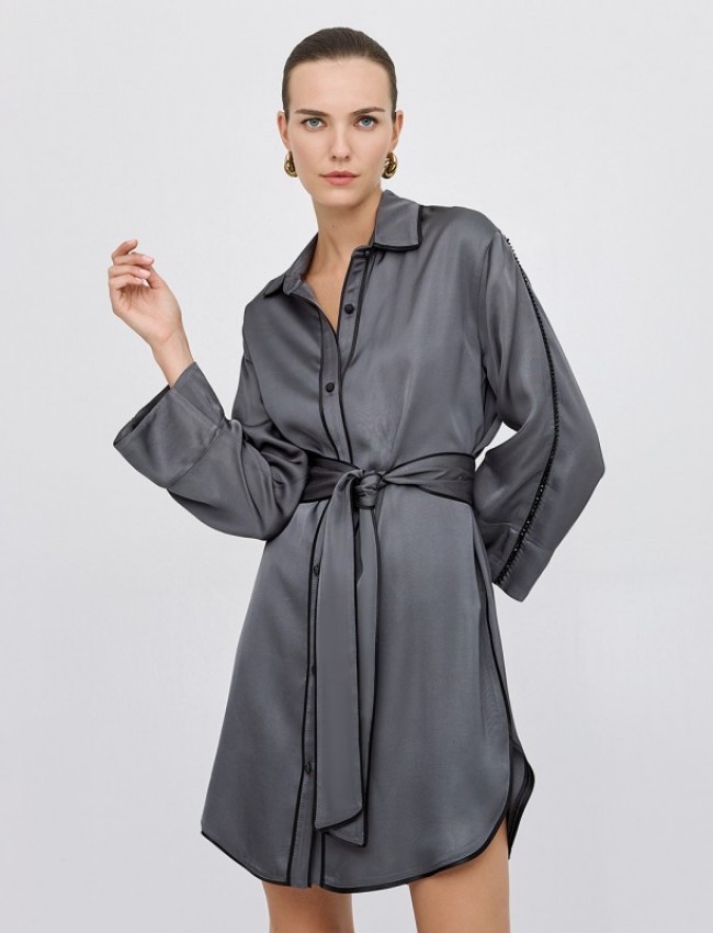 Γκρι ματ σατέν shirt-look κοντό φόρεμα, με μαύρα ρέλια στα τελειώματα, τρέσα με μαύρα στρας στα μανίκια, πέτο γιακά και αποσπώμενη υφασμάτινη ζώνη Access