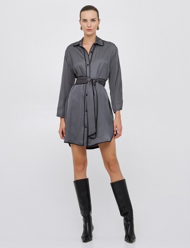 Γκρι ματ σατέν shirt-look κοντό φόρεμα, με μαύρα ρέλια στα τελειώματα, τρέσα με μαύρα στρας στα μανίκια, πέτο γιακά και αποσπώμενη υφασμάτινη ζώνη Access