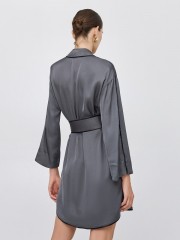 Γκρι ματ σατέν shirt-look κοντό φόρεμα, με μαύρα ρέλια στα τελειώματα, τρέσα με μαύρα στρας στα μανίκια, πέτο γιακά και αποσπώμενη υφασμάτινη ζώνη Access