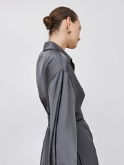 Γκρι ματ σατέν shirt-look κοντό φόρεμα, με μαύρα ρέλια στα τελειώματα, τρέσα με μαύρα στρας στα μανίκια, πέτο γιακά και αποσπώμενη υφασμάτινη ζώνη Access