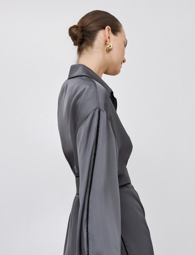 Γκρι ματ σατέν shirt-look κοντό φόρεμα, με μαύρα ρέλια στα τελειώματα, τρέσα με μαύρα στρας στα μανίκια, πέτο γιακά και αποσπώμενη υφασμάτινη ζώνη Access