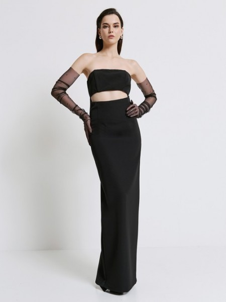 Μαύρο strapless maxi φόρεμα, σε ίσια γραμμή, με άνοιγμα κάτω απο το μπούστο και μεγάλο σκίσιμο πίσω στο τελείωμα Aceess  